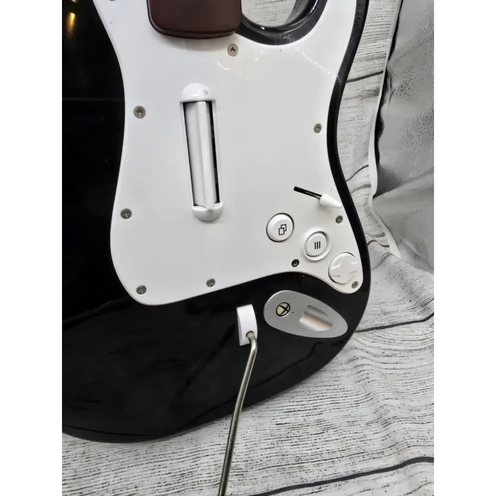 Rock Band 4 Xbox One 91161 Wireless Fender Stratocaster Guitar Controller Powers